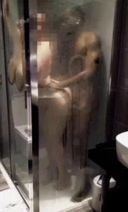 黑人留学生浴室抓着大奶后入老婆肥臀